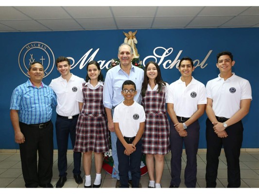 Macris School entrega reconocimiento al alcalde Nasry Asfura