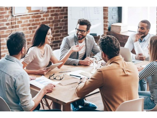 Rodéate de personas diferentes: Si de verdad quieres volverte una persona tolerante, deberás abrirte a conocer otras realidades; amplía tu círculo social, conoce otras culturas y relaciónate con personas de diversas edades, etnias, procedencias e intereses.