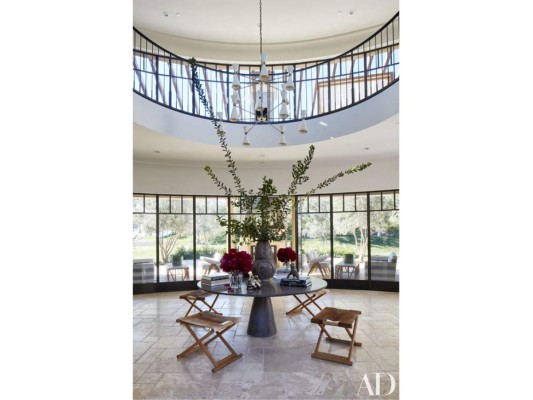 El vestíbulo de Kourtney Kardashian tiene mucha luz natural gracias a las gigantescas ventanas