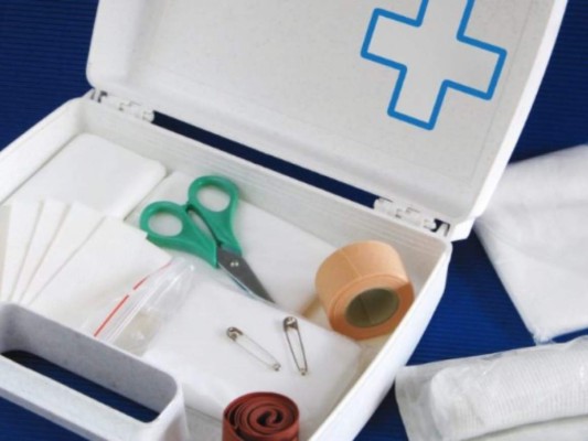 Materiales de curación: Baja leguas o papillas de madera, se utilizan para inmovilizar fracturas o luxaciones de los dedos de las manos. Esparadrapos: Preferiblemente hipoalergénico. Algodón: Se utiliza para forrar las tablillas o los inmovilizadores, improvisar apósitos y desinfectar el instrumental, nunca se debe poner directamente sobre una herida abierta.