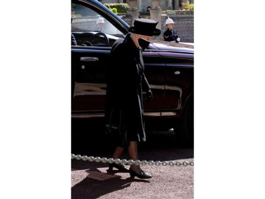 La reina Isabel, viuda del duque de Edimburgo, llegó con vestimenta completamente negra.