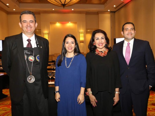 El sommelier Douglas Montoya, Stephanie Kawas, Carolina de Canahuati y Gabriel Vargas (Foto Héctor Hernández)