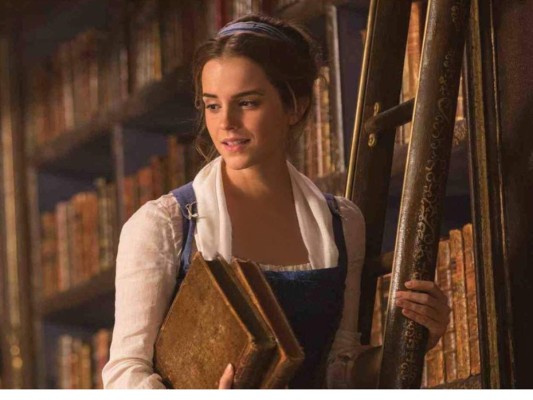 Emma Watson durante el rodaje de La Bella y la Bestia, en la escena de la biblioteca (Cortesía Entertainment Weekly)