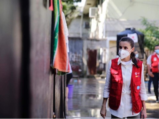 En su segundo día en Honduras, Su Majestad, la reina Letizia, hizo la entrega de 120 toneladas de ayuda humanitaria. Este suministro fue entregado al Gobierno de Honduras con la intención de auxiliar a todas las personas afectadas por las tormentas tropicales Eta e Iota. Cabe recalcar que el cargamento incluye kits de alimentación, kits de higiene, productos para bebés, catres plegables, mantas, tiendas de campaña, 24 mil pruebas rápidas para la detección de COVID-19, entre más artículos. Fotos Leonel Estrada