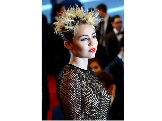 5- Miley Cyrus, jamás pensó confundir a su estilista con un jardinero, buena podada!!