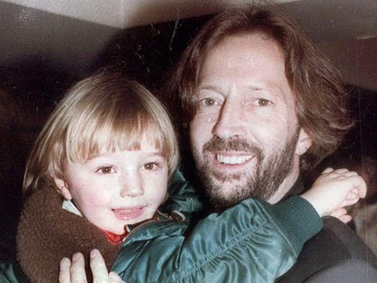 Quien no ha escuchado la canción “Tears on Heaven”..de Eric Clapton. Detrás de esa melodía hay una triste historia nspirada en su hijo Connor quien tenía cuatro años y fue fruto de su relación con la modelo Lori del Santo, cayó desde la ventana del apartamento de su madre situado en el piso 53 de un rascacielos de Manhattan. El artista se deprimió y se inspiró para hacer esa canción la que lo llevo arrasar en la edición de los Grammy en 1992.
