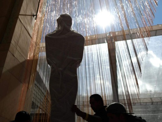 Estatua del premio en la alfombra roja Oscars 2019 como parte de la decoración.