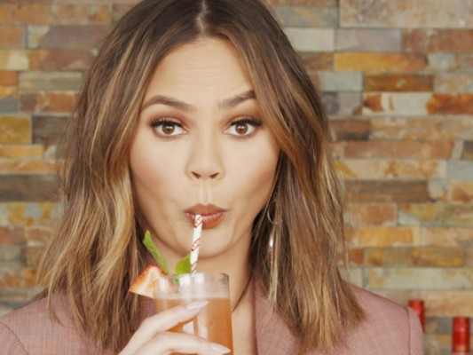 La esposa de John Legend es otra amante del vodka, pero mezclado con soda. Aparentemente, también es una vocera de la marca Smirnoff. Teigen ha mencionado en repetidas ocasiones que: 'es una chica de vodka desde el comienzo de los tiempos' ya que no tolera algo más fuerte que eso.