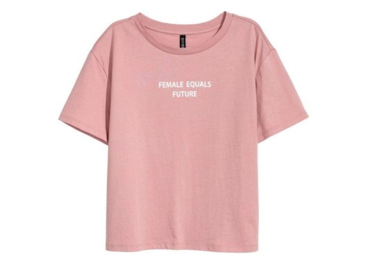 H & M el color es suave, pero el mensaje transmite los derechos que todas merecemos.