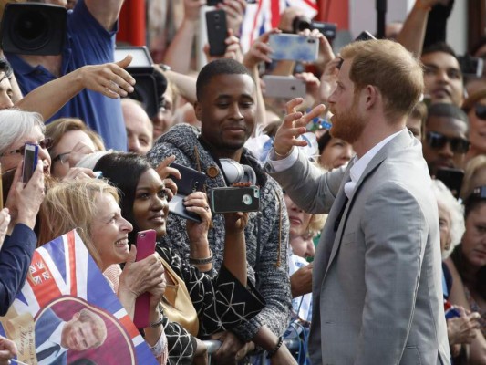 Harry y William saludan a la multitud afuera del Castillo de Windsor