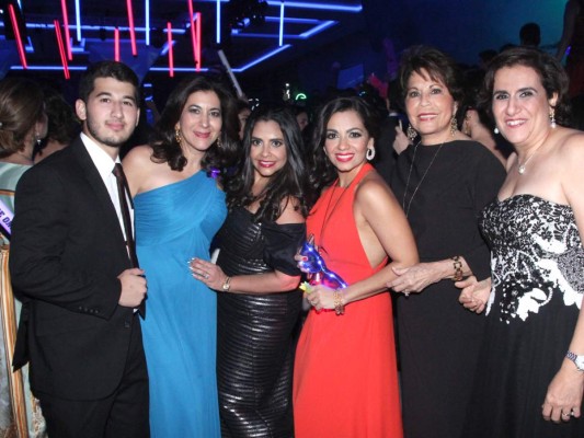 Glamorosa gala de la Escuela Internacional Sampedrana