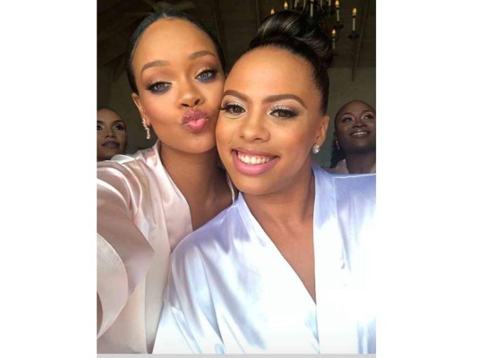Rihanna visita Barbados para ser la dama de honor de su amiga