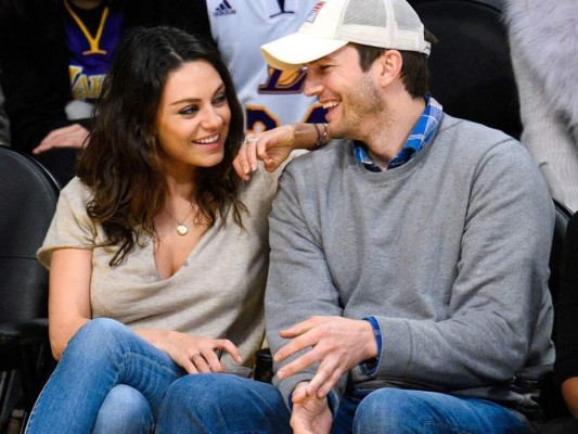 Mila Kunis y Ashton Kutcher estaban destinados a estar juntos desde That '70s Show. Años luego de terminar el programa, comenzaron un tierno noviazgo. Posteriormente se casaron en junio de 2015.
