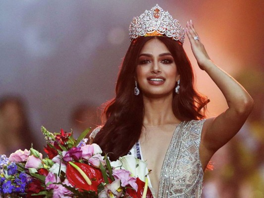 andhu apenas tiene 21 años y se coronó como la más hermosa del Universo siendo la sucesora de la mexicana Andrea Meza.