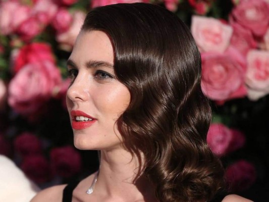 Carlota Casiraghi deslumbró a todos con un glam look estilo 50´s y hasta vistió un diseño de Chanel idéntico al que llevara su madre para la misma gala 20 años atrás
