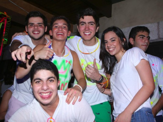 Neon Party por una noble causa