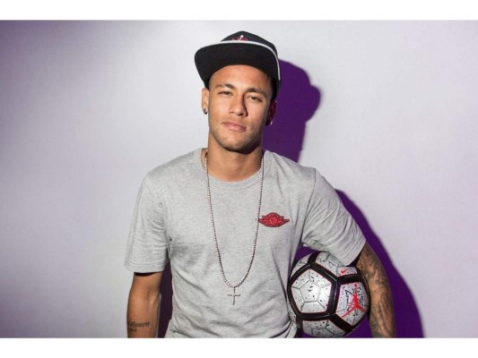 2. Neymar Jr<br/>Tiene 140 millones de seguidores. Actualmente, el brasileño juega en el París Saint-Germain Football Club. Ha conseguido premios como Mejor Jugador Joven.