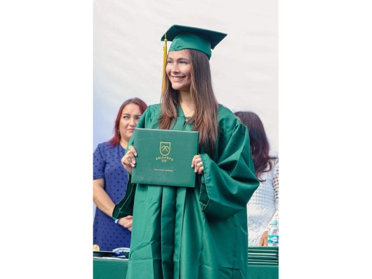 Entrega de títulos de DelCampo International School