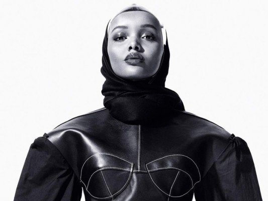 Halima Aden se convierte en la primera en usar Hijab en firmar con IMG<br/>En 2017, con tan solo 19 años, Halima Aden se convirtió en la primera modelo de Hijab en firma para IMG, teniendo grandes actuaciones en Nueva York y Milán en la semana de la moda.<br/>