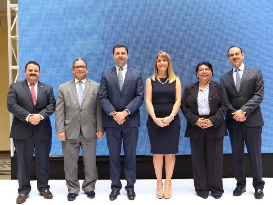 Rafael Medina, Armando Urtecho, Arnaldo Castillo, Bianka Culotta,Violeta Cruz y Eduardo Kafati (Fotografías Héctor Hernández)