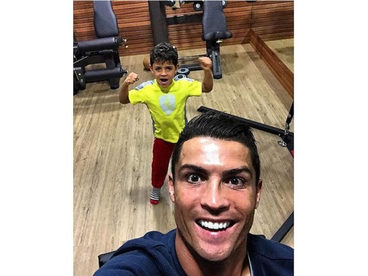 Cristiano Ronaldo junto a su hijo Cristiano Ronaldo Jr.