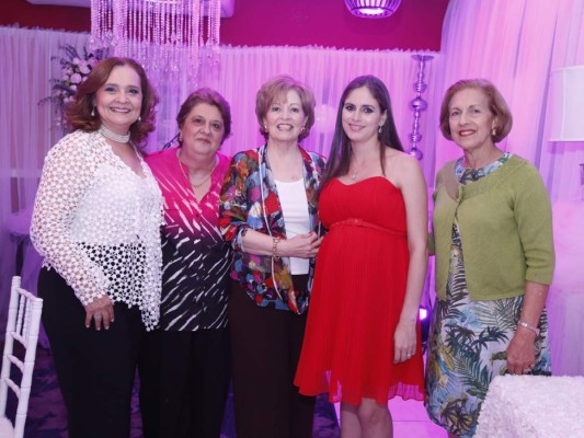 Lourdes Guillén, Estela Padget, Tita Penabad, Ana María Guillén y Emily Canahauti.