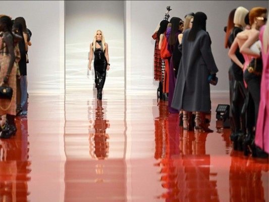 Versace presenta colección Otoño/Invierno 2022