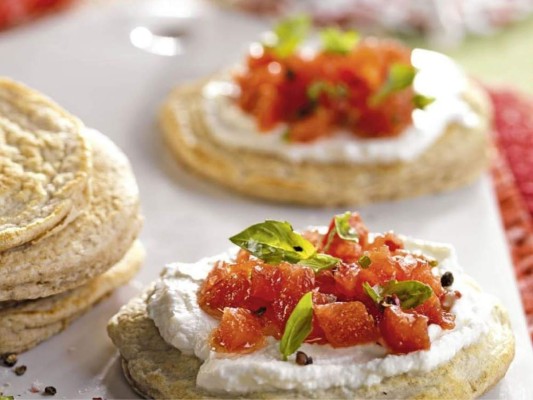 Tortitas de avena con tomate y requesón.