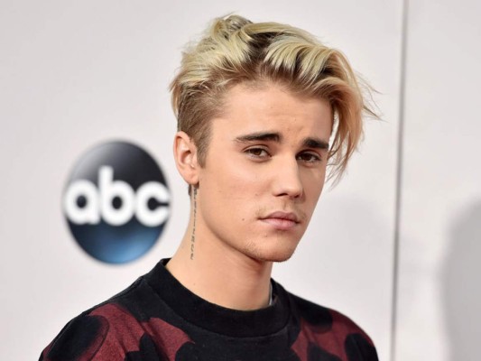 Justin Bieber tiene la fama de ser grosero con sus fanáticos, una vez les escupió desde el balcón de su habitación de hotel.