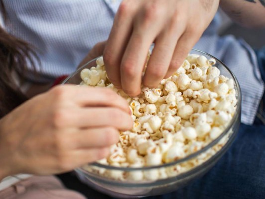 <br/><br/>13. Snacks saludables. No podemos negar que los necesitaremos. Elige pop corn natural, almendras, sticks de apio, hummus, barras bajas en calorías… Evita los dulces, chucherías y productos de calorías vacías. <br/>