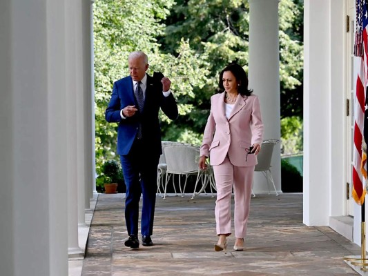 Harris viste sus pantsuits signature en rosa pálido y sus infaltables perlas