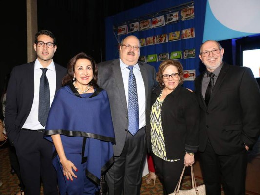 Rodrigo, Carolina y Jorge Canahuati junto a Carmen Fléfil y Pablo Mendoza