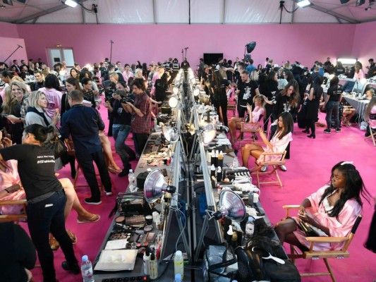 Vista panorámica del backstage del Victoria's Secret Fashion Show en París
