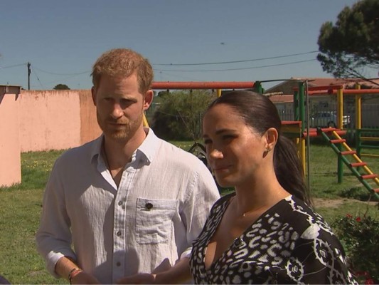 El príncipe Harry le teme a las repercusiones por parte de los medios británicos.<br/>“Parte de este trabajo significa poner cara de valentía. Para mí y para mi esposa, por supuesto, hay muchas cosas que duelen, especialmente cuando la mayoría de ellas no son ciertas ', dijo Harry sobre el reciente escrutinio de los medios.