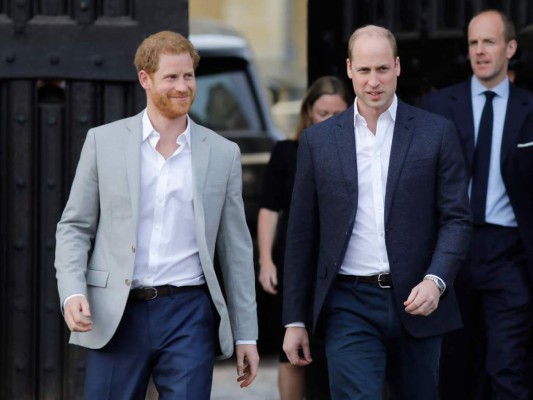 Harry y William saludan a la multitud afuera del Castillo de Windsor