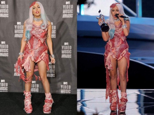 Un look que revolucionó el juego. Lady Gaga usó este traje de carne cruda para los VMAs 2010 y nosotros seguimos pensando, ¿cómo pudo hacer?