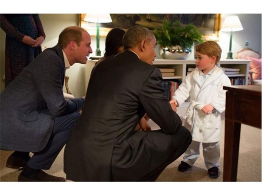 En abril de 2016 el matrimonio Obama visitó el Palacio de Kengsington para cenar con William y Kate. George aprovechó el momento para conocer al entonces presidente, pero como llegó en su momento de reposo lo saludó en una adorable batita de baño.