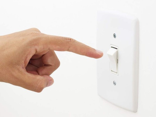 2. Interruptores<br/>Los interruptores de la luz suelen ser manipulados muchas veces cada día, lo que provoca que, cada vez que son usados, se vaya acumulando más y más suciedad en éstos. Por eso es aconsejable usar una toallita húmeda para limpiarlos.<br/>