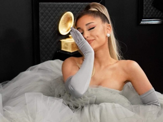 Ariana Grande<br/>Ariana grande tuvo un gran regreso a los Grammys, presentando un popurrí de sus mayores éxitos y aprovechando para guardar el anillo de compromiso, dejando claro que empezara una nueva era. <br/>
