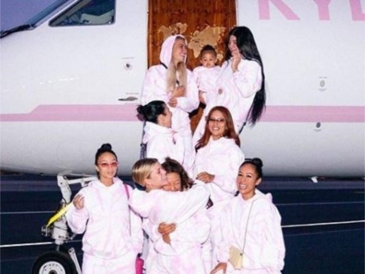 Kylie Jenner celebra lanzamiento de Kylie Skin llevando a sus amigas de viaje