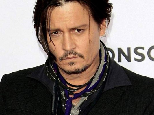 Johnny Deep. A partir de los 14 años inició el camino de las drogas , ”mi madre me decía que fuera a buscar sus pastillas para los nervios y yo tomé una y descubrí que para mí era la única forma de adormecer el dolor”