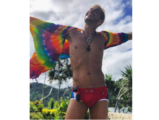 Frankie Grande, hermano de la cantante Ariana Grande, también dijo presente. El joven utilizó un outfit bastante peculiar y posó jubilosamente a las cámaras.