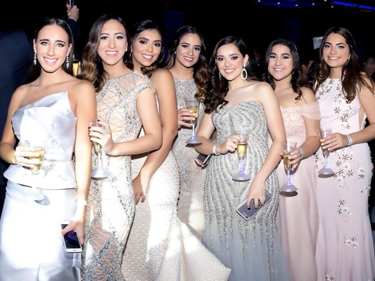 Lauren Harris, Adriana Rojas, Nathalia Medina, Alessa Matuty Mariangela Larach, Marielle Canahuati y Sophia Cambell.