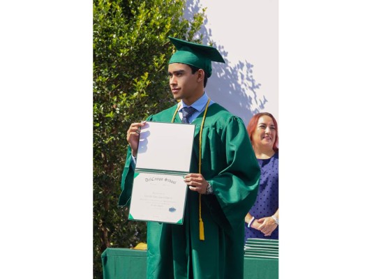 Entrega de títulos de DelCampo International School