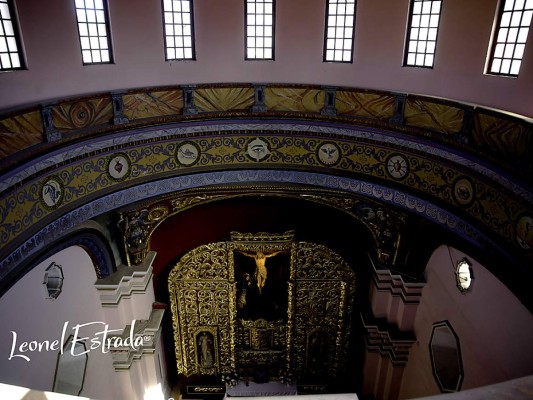 Ahí, en silencio, levanta la mirada, aprecia en detalle la majestuosidad del templo Los Dolores, que además de su nave central posee dos capillas laterales, una dedicada a la Virgen de Fátima, construida en la década de los cincuenta; u otra dedicada a Nuestra Señora del Perpetuo Socorro, con un retablo del siglo XVII