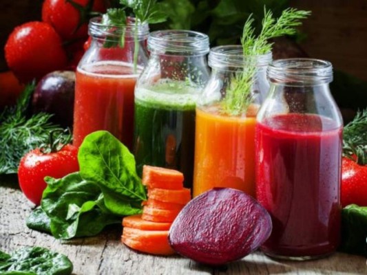 La anemia suele producir cansancio, calambres, falta de concentración, mareos, dificultad respiratoria e incluso caída del cabello debido a la falta de hierro en la sangre. Pero puedes superar rápidamente este desequilibrio con una dieta rica en hierro y otros nutrientes. Es por eso que te mostraremos algunos jugos naturales que puedes tomar para decir adiós a la anemia.