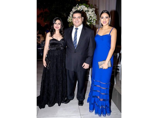 Ana, Héctor y Matilde Turcios.