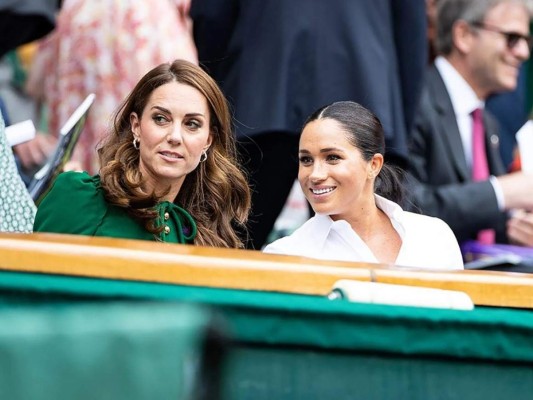 ¿Kate hizo llorar a Meghan el día de su boda?<br/>La noticia sobre la duquesa haciendo llorar a su cuñada parece haber sucedido al revés; Middleton hizo llorar a la ex actriz tras un incidente con los vestidos de las damas de honor, pero dice haberla perdonado.<br/>