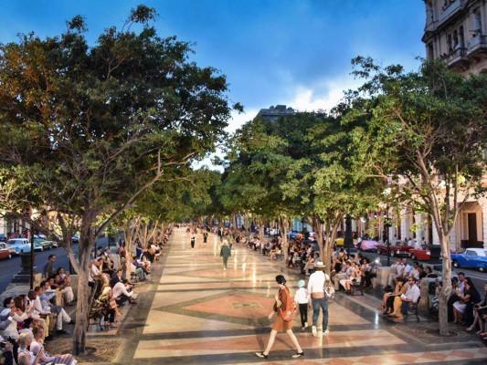 El desfile se realizó en el Paseo del Prado, un bulevar a cielo abierto a 300 metros del mar, en medio de un fuerte dispositivo de seguridad que mantuvo a raya a los cubanos curiosos.