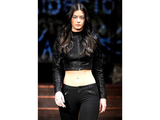 La silueta femenina es exaltada en la colección donde las chaquetas cortas de cuero se combinan con detalles de brillo y pantalones ajustados para un efecto femenino